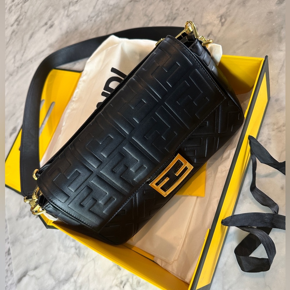 FENDI BLK LEATHER EMBOSSED LOGO MEDIUM BAGUETTE
